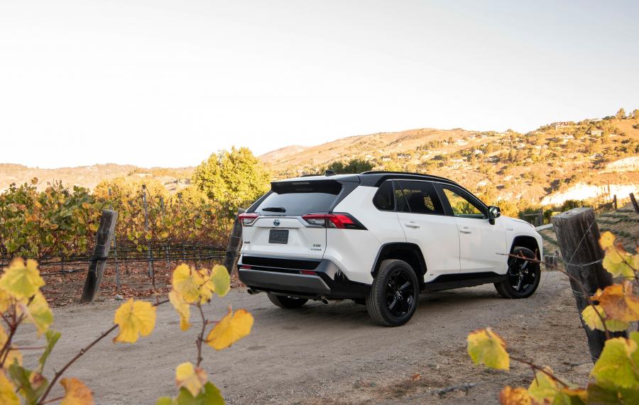  Toyota RAV4 XSE Hybrid 2018 года  (NA) (фото 35 из 71)